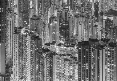 Geceleri Hong Kong 'da yüksek binalar inşa ediliyor.