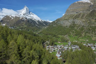 Dağ Matterhorn ve tatil köyü Zermatt, İsviçre