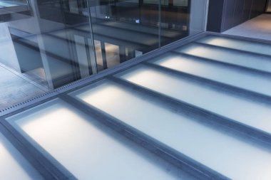 Modern yaya geçidinin iç görünümü. 