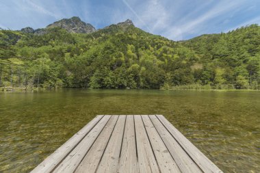 Japonya, Nagano, Kamikochi 'deki Hotaka Arka Tapınağı' ndaki Myojin göletinin Idyllic manzarası