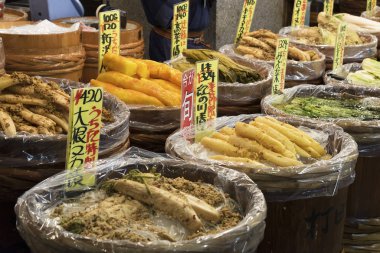Japonya 'nın Kyoto kentindeki Nishiki pazarında salatalık turşusu satışı