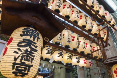 Japonya 'nın Kyoto kentindeki Nishiki Tenmangu Tapınağı' nın girişinde asılı duran ışıklı kağıt fenerler. Tapınak Nishiki gıda pazarının kalbinde yer almaktadır..