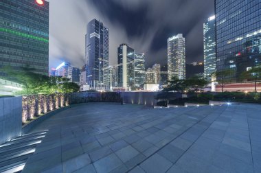 Gece yarısı Hong Kong 'un göbeğinde.