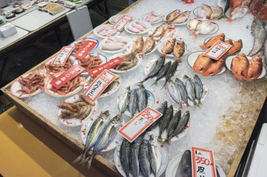 Japonya, Kanazawa 'daki Ohmicho Ichiba Balık Pazarı' nda taze balık satışı. Kanazawa 'daki en büyük balık pazarı. Her çeşit taze deniz ürünü satıyor..