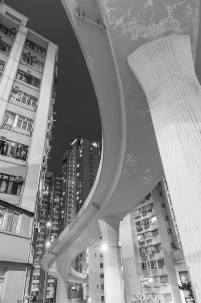 Estrada elevada através do centro da cidade de Hong Kong ciity à noite — Fotografia de Stock