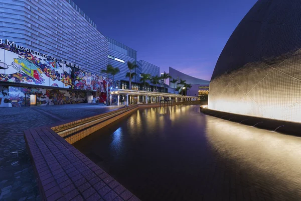 Hongkongs museum för konst och Hongkongs rymdmuseum i Tsim Sha Tsui-distriktet, Hongkong — Stockfoto