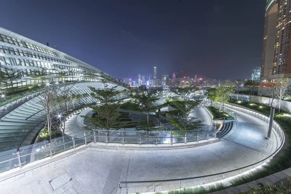 Parque público con horizonte de la ciudad en Hong Kong por la noche —  Fotos de Stock