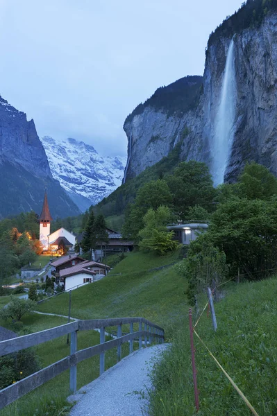 Idylická krajina údolí Lauterbrunnen v Bernských Alpách, Švýcarsko za soumraku — Stock fotografie