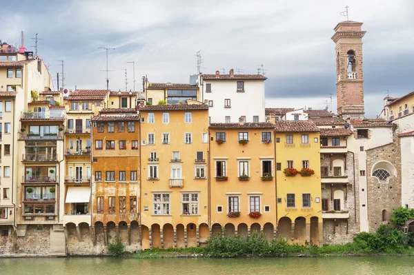 Arno nehri ve Floransa, İtalya 'daki tarihi binalar — Stok fotoğraf