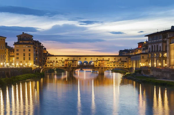 Ponte Vecchio - il mercato-ponte nel centro di Firenze, Toscana, Italia — Foto Stock