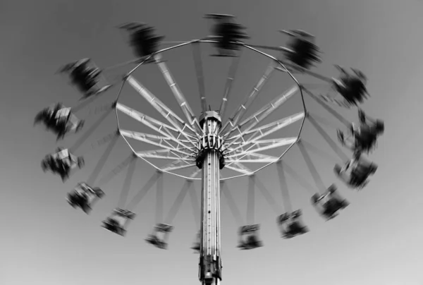 Carrossel em movimento no parque temático em preto e branco — Fotografia de Stock