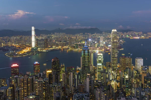 Victoria λιμάνι της πόλης του Χονγκ Κονγκ το σούρουπο — Φωτογραφία Αρχείου