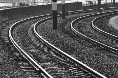 Boş tren yolunu kapatın.