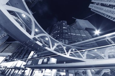 Hong Kong şehir merkezinde gece trafiği