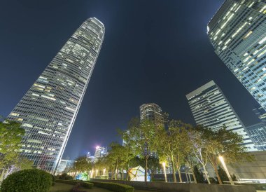 Geceleri Hong Kong 'un merkezindeki yüksek katlı ofis binası.