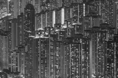 Geceleri Hong Kong şehrindeki yüksek binaların hava manzarası.