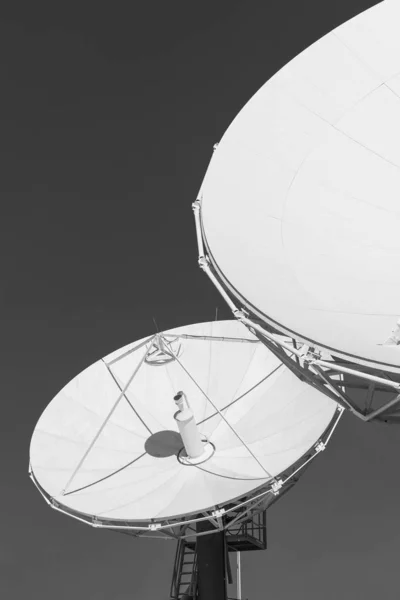 电视站顶部的卫星通信区 — 图库照片