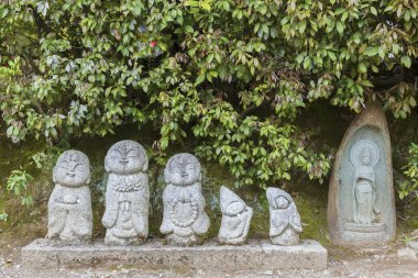 Japonya, Arashiyama 'da yol kenarında sevimli Japon Jizo heykeli