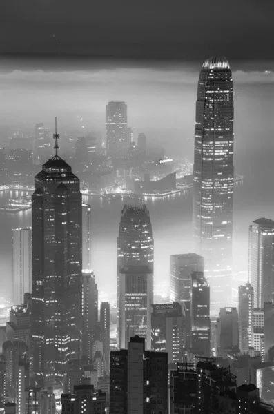 Ночью небо над Гонконгом в тумане — стоковое фото
