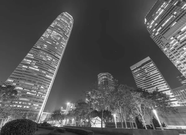 夜に香港市内中心部の高層オフィスビル — ストック写真