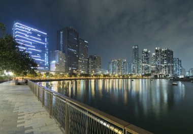 Geceleri Hong Kong 'un sahil şeridi ve limanı.