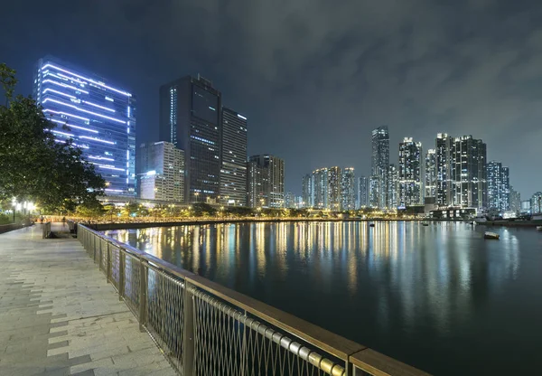 Kustpromenade en haven van Hong Kong stad 's nachts — Stockfoto