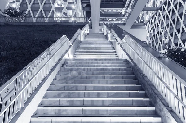 近代建築の階段の夜のシーン — ストック写真