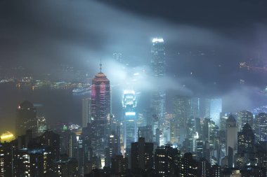 Hong Kong 'daki Victoria limanının puslu gece manzarası