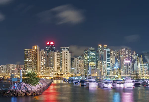 밤에 홍콩 하버에서 포트에서 럭셔리 요트 — 스톡 사진