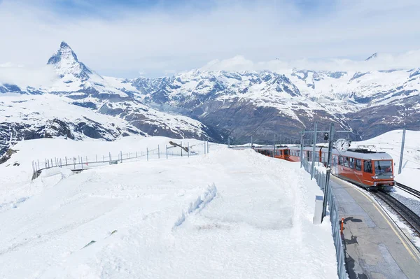 Gornergrat, Zermatt, İsviçre 'deki Mountain Matterhorn ve tren. — Stok fotoğraf