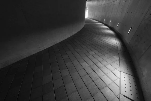 Порожня сучасна пішохідна доріжка в темряві — стокове фото