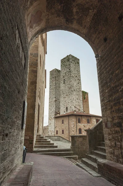 Arquitetura histórica na cidade medieval San Gimignano, Toscana, Itália — Fotografia de Stock