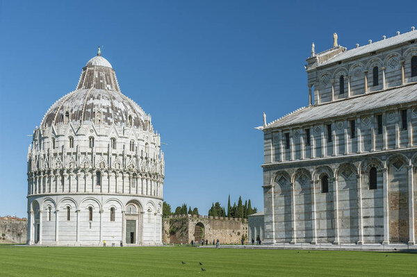 Пиза Баптиста Святого Иоанна (Баттистеро ди Сан Фазанни) на площади Пьяцца дель Дуомо в Пизе, Италия
