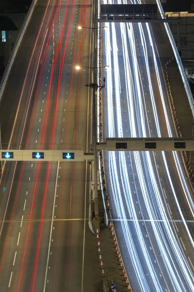 Sentieri leggeri auto in autostrada di notte — Foto Stock