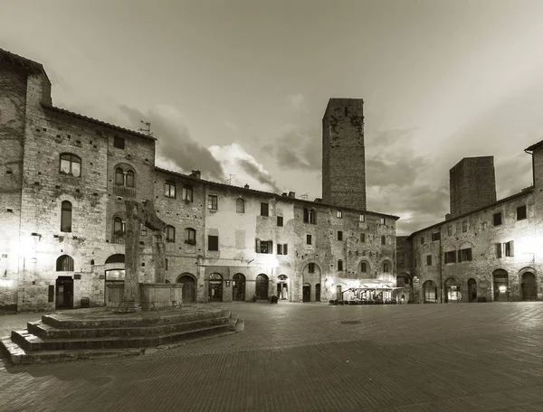 Dusch scen i medeltida byn San Gimignano i Toscana, Italien, Europa — Stockfoto