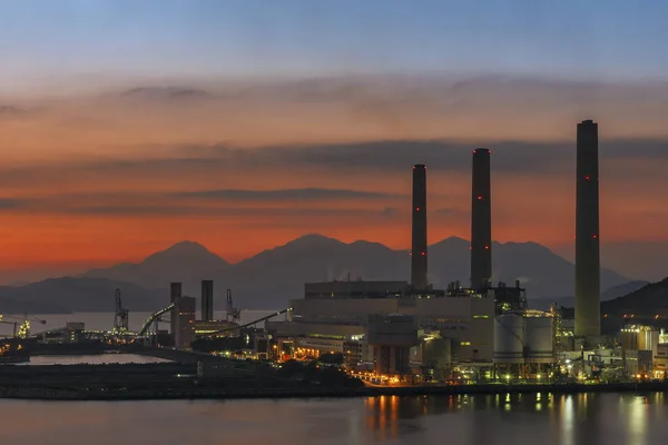 해질 무렵에 홍콩 시에 있는 발전소 — 스톡 사진