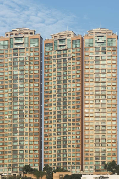 Высотное жилое здание в городе Гонконг — стоковое фото