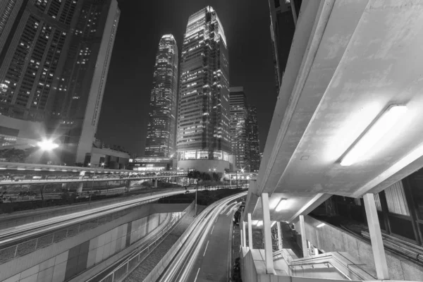 Skyskrapa i centrala Hongkong staden på natten — Stockfoto
