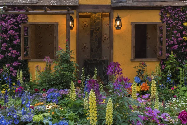 Landskabspleje baghave af hus med blomsterhave - Stock-foto