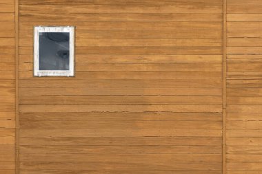 ahşap evin dış tente penceresinde