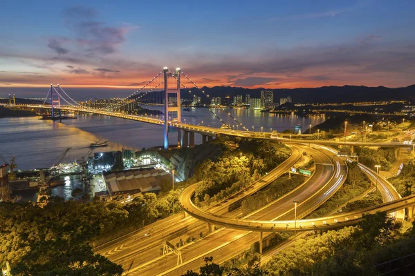Tsing-Ma-Brücke in Hongkong in der Abenddämmerung — Stockfoto