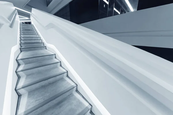 Vista interior de la escalera futurista vacía. Construcción de fondo abstracto —  Fotos de Stock
