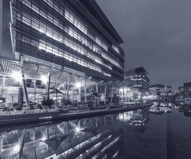 Günbatımında Hong Kong 'daki modern ofis binası.