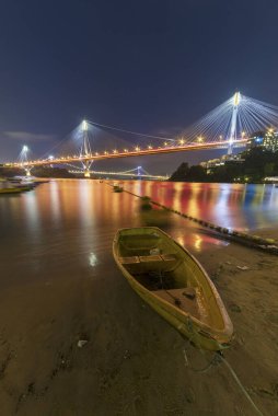 Ting Kau Köprüsü ve Tsing Ma Köprüsü Hong Kong 'da geceleyin