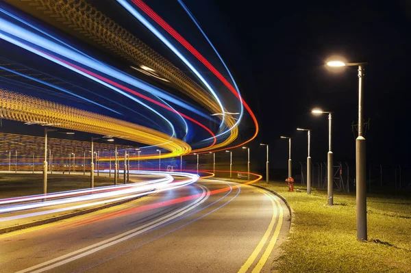 Sentieri leggeri di auto su strada di notte. Contesto del traffico — Foto Stock