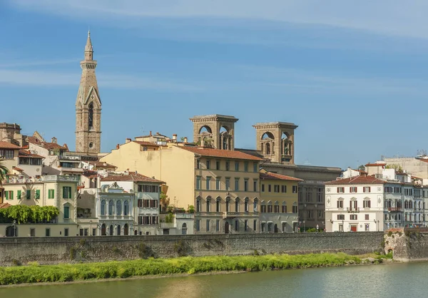 Banco del fiume Arno in Città Firenze, Toscana, Italia — Foto Stock
