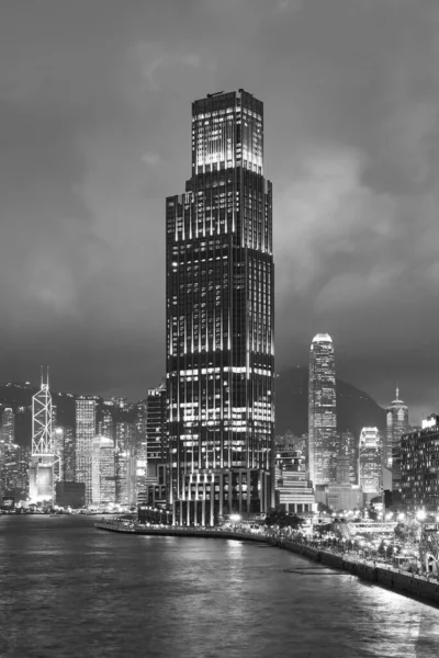 Ουρανοξύστης και λιμάνι της πόλης του Χονγκ Κονγκ το σούρουπο — Φωτογραφία Αρχείου