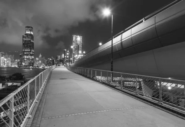 Paseo marítimo y horizonte de la ciudad de Hong Kong por la noche — Foto de Stock