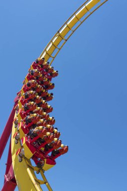 Rollercoaster Ride (karşı mavi gökyüzü)