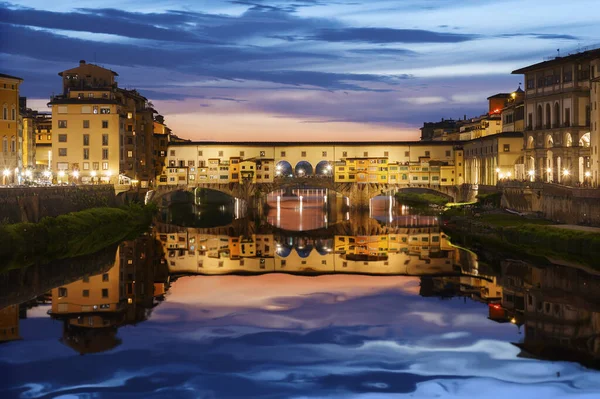 Ponte Vecchio a Firenze di notte, Italia — Foto Stock